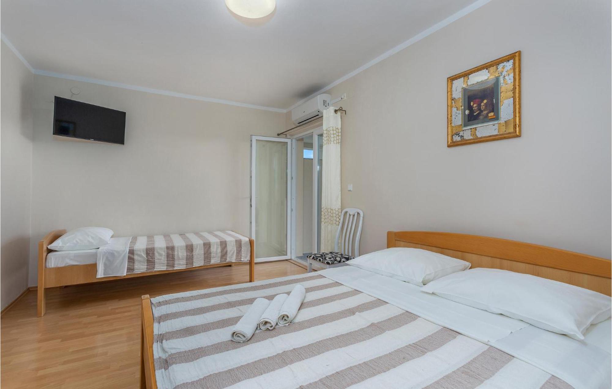 2 Bedroom Beautiful Apartment In Pinezici Екстер'єр фото