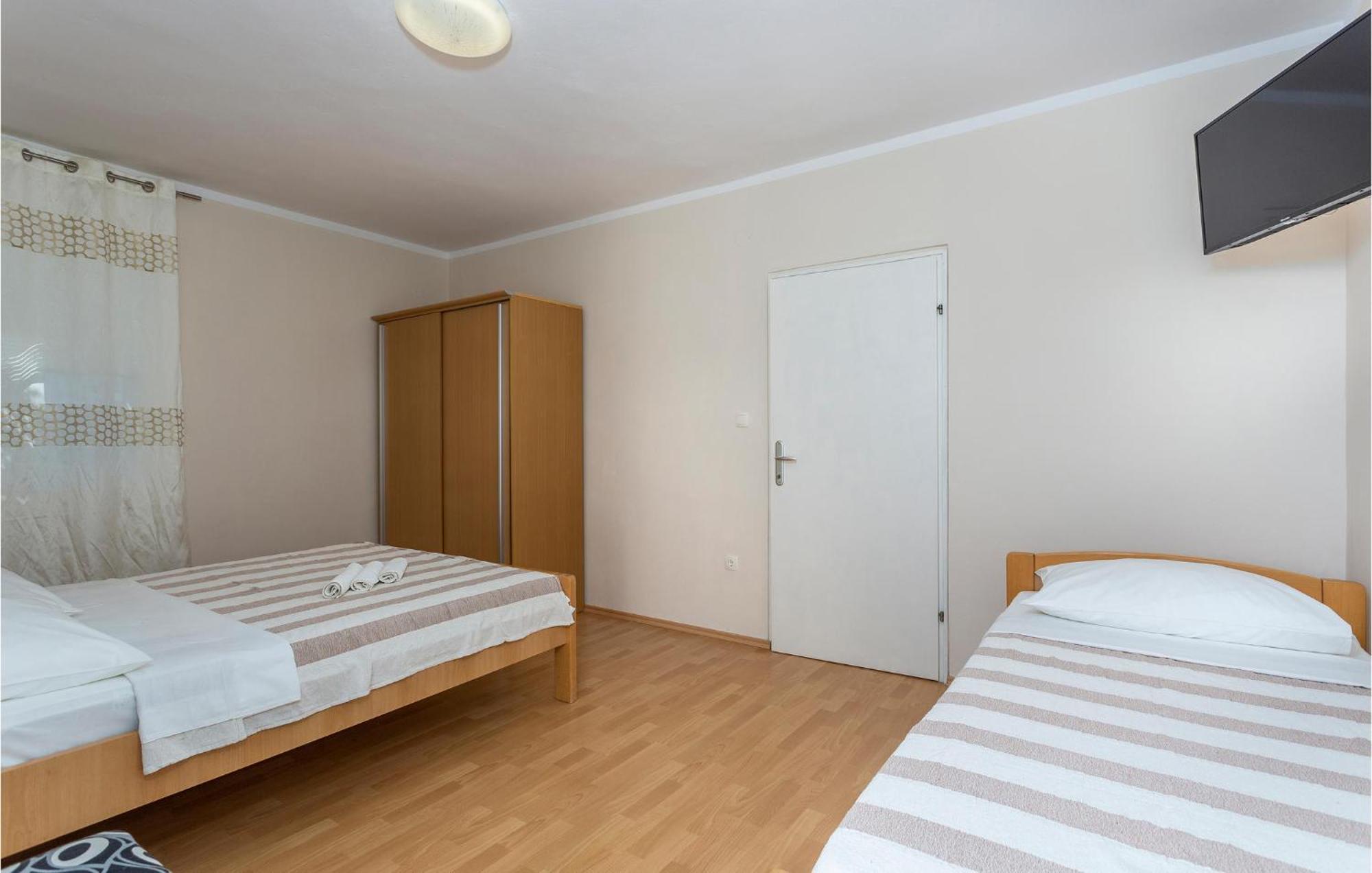 2 Bedroom Beautiful Apartment In Pinezici Екстер'єр фото